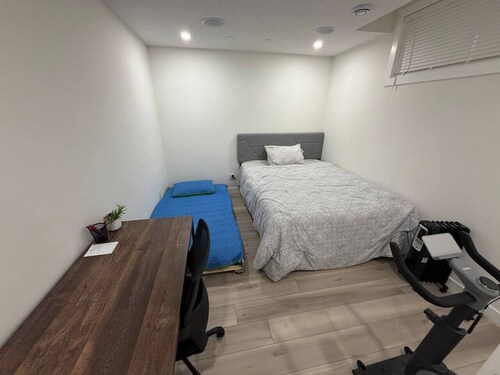 Cozy 2BR Basement Suite w/ cinema | private entry