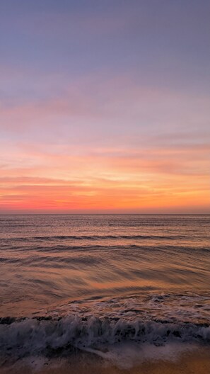 A beach with waves and a sunset. - Edificio Sky Tower (Gaira)