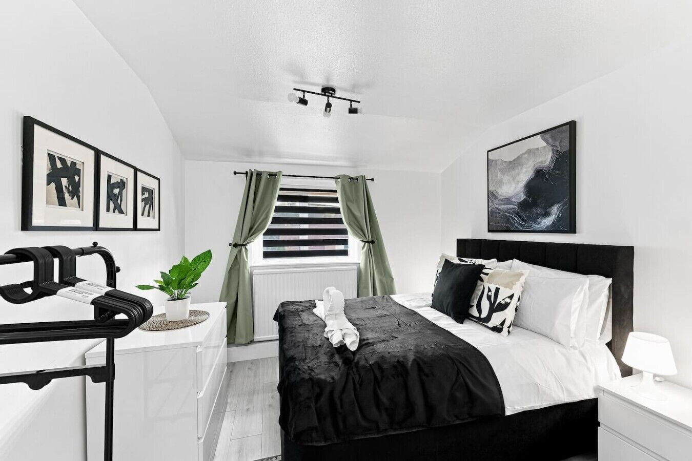 Une chambre moderne avec un lit, un bureau et une fenêtre avec des rideaux.