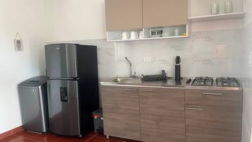 Una cucina moderna con un frigorifero doppio, un piano cottura a gas e un forno integrato.