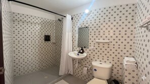 Un bagno con pareti decorate, una doccia, un lavandino e un water.
