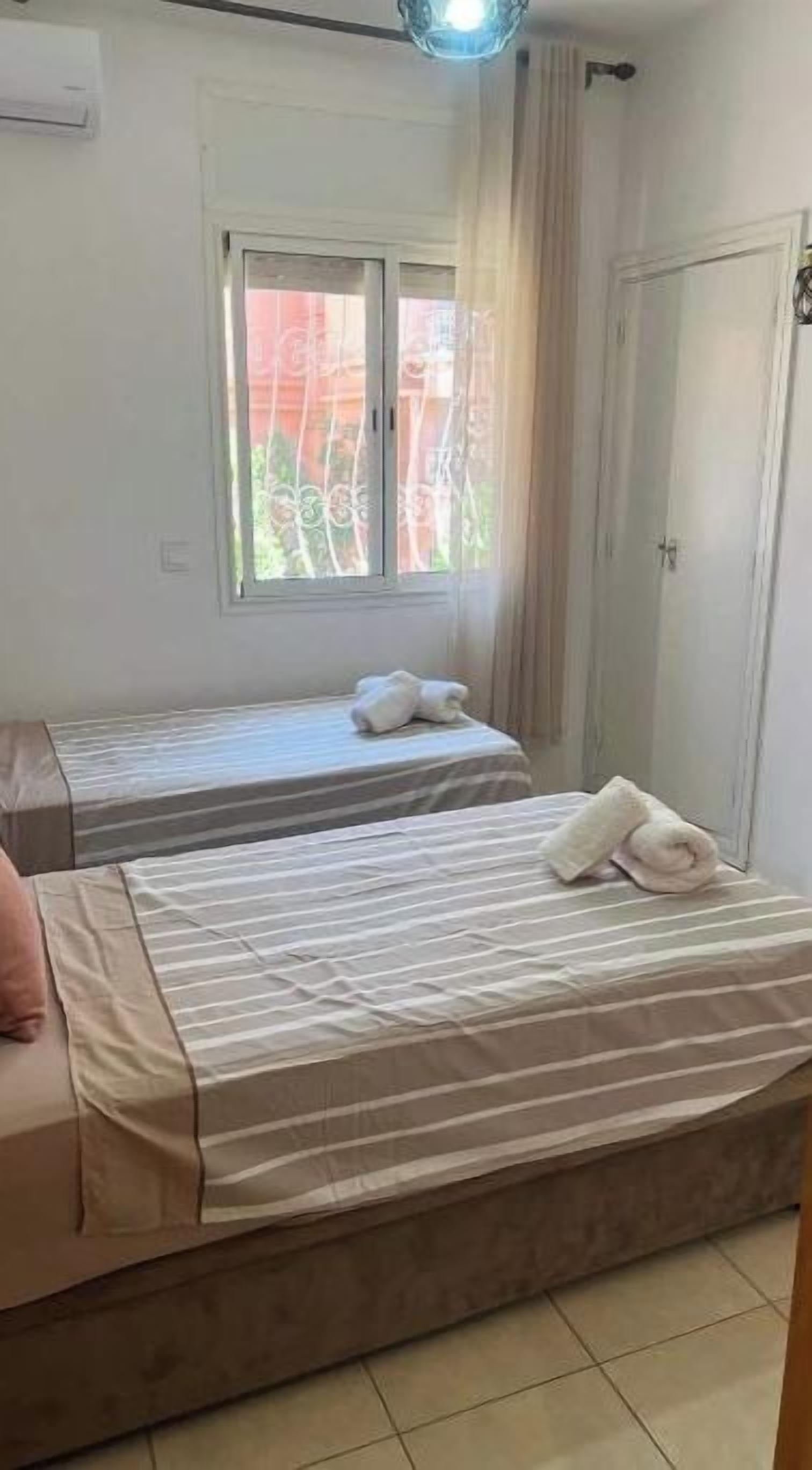 3 slaapkamers, een strijkplank/strijkijzer, wifi, beddengoed