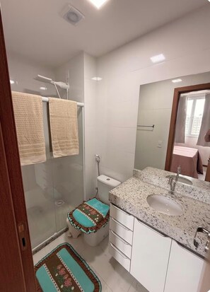 Doccia, bidet, asciugamani, sapone