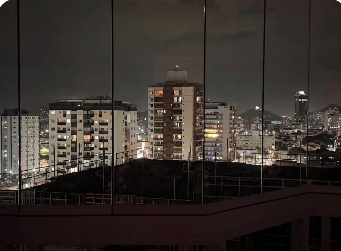 Un paisaje urbano nocturno con edificios y cielo despejado.