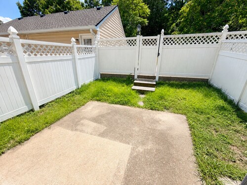 Cozy 2-bedroom townhome in charming Nashville with AC
