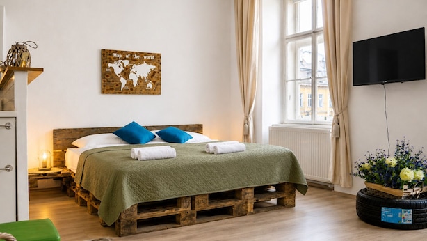 Basic-Apartment | Schreibtisch, laptopgeeigneter Arbeitsplatz, Bügeleisen/Bügelbrett
