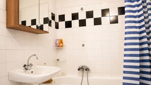 Basic-Apartment | Badezimmer | Duschwanne, Haartrockner, Handtücher, Seife