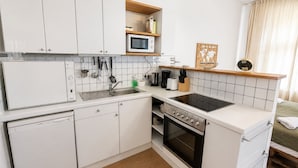 Basic-Apartment | Eigene Küche | Mini-Kühlschrank, Mikrowelle, Ofen, Herdplatte