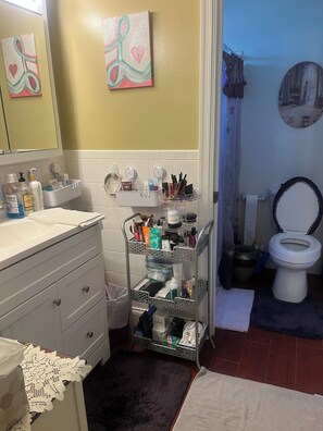 Bathroom - Peaceful 1-bedroom house with AC in Royal Palm Beach (Royal Palm Beach)