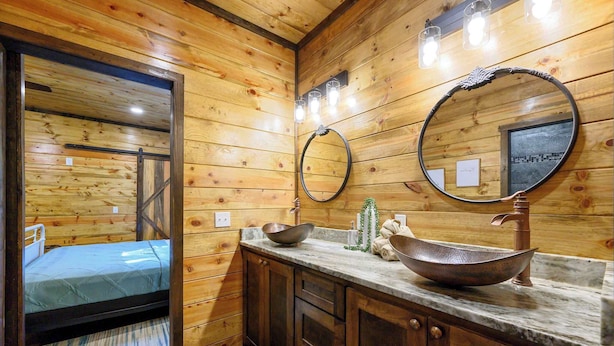 Cabin, Multiple Beds, Mountain View (Sweet Magnolia) - Sweet Magnolia - 3BR Cozy Cabin (Broken Bow)