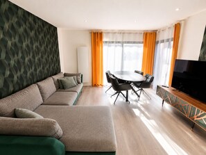Living area - Vrbo Property (Aubervilliers)