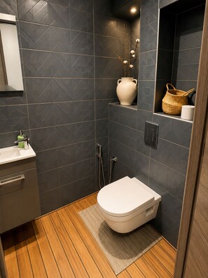 Bathroom - Vrbo Property (Aubervilliers)