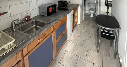 Simple, affordable studio apartment near Paris