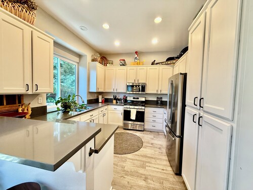 Cozy Cottage 2-bedroom & Office with a tranquil backyard getaway in Roseville.
