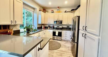 Cozy Cottage 2-bedroom & Office with a tranquil backyard getaway in Roseville.