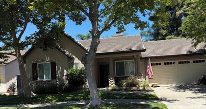 Cozy Cottage 2-bedroom & Office with a tranquil backyard getaway in Roseville.