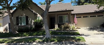 Cozy Cottage 2-bedroom & Office with a tranquil backyard getaway in Roseville.