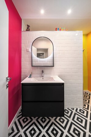 Shower, hair dryer, bidet, towels - NEW! Pink Lipstick Lounge Design look/Hotel feel (Sofia)