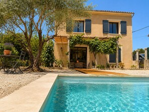 A two-story building with a swimming pool in the foreground. - Provençal house with a private pool at the foot of Mont Ventoux—Vaison-la-Romaine (Vaison-la-Romaine)