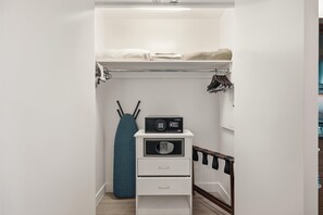 Superior Studio Suite, Balcony, City View | Bahagian dalam