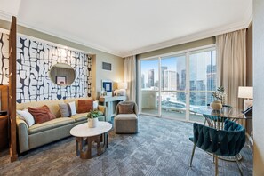 Superior Studio Suite, Balcony, City View | Ruang tamu | 43 inci televisyen skrin rata dengan kabel 