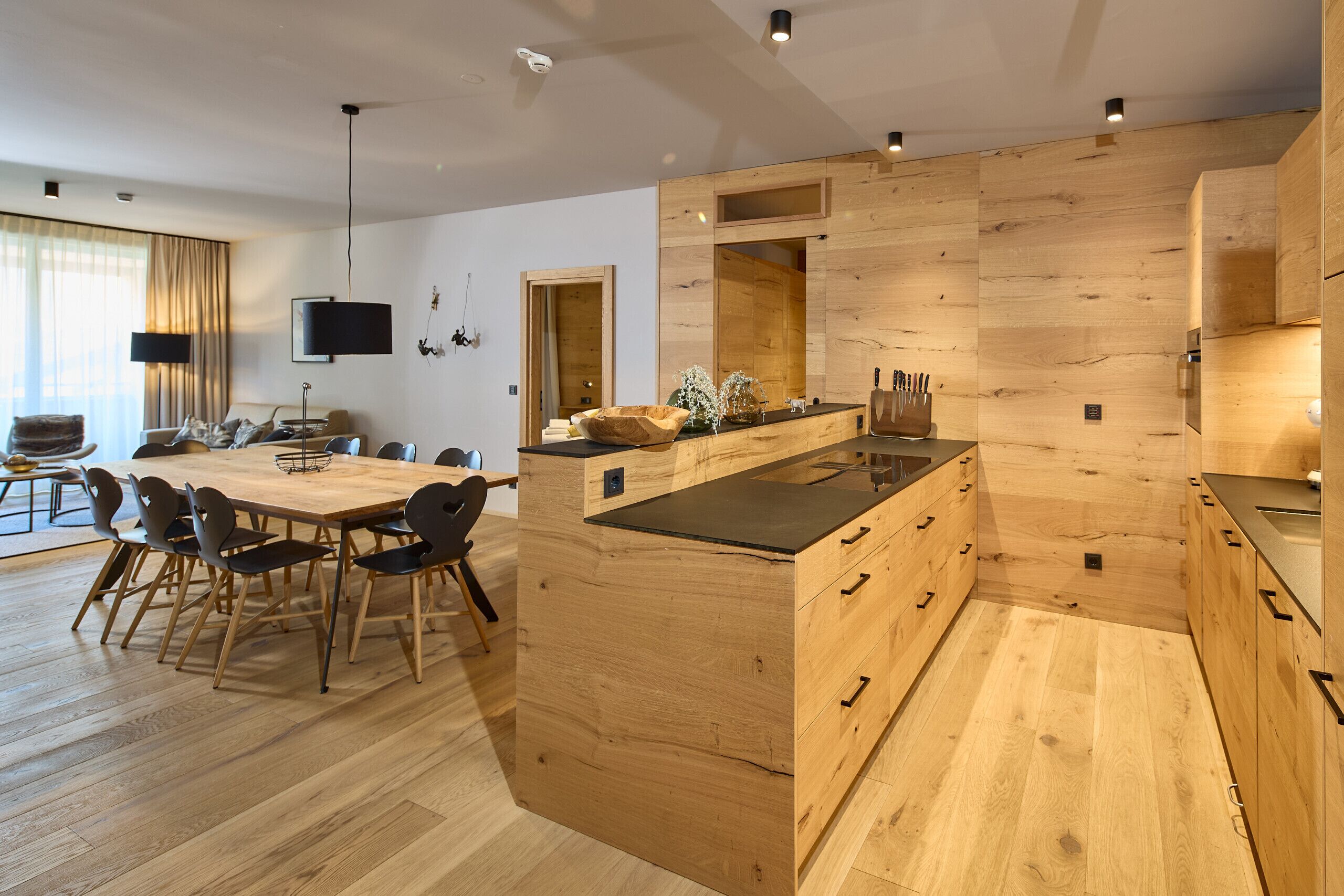 Una cocina moderna con armarios de madera y una isla central.