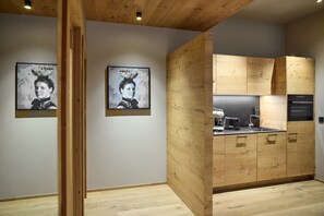 Eine moderne Küche mit Holzausstattung und einem eingebauten Backofen.