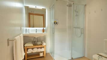 Apartment 1 - Bakea | Bathroom | Shower, free toiletries, hair dryer, towels