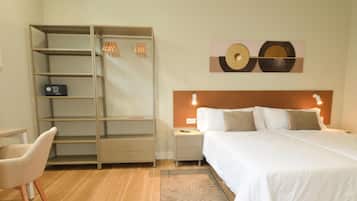Minibar con artículos gratuitos y caja de seguridad en la habitación