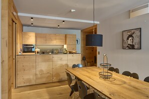 Eine moderne Küche mit Holzschränken und einer zentralen Kochinsel.