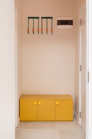 Ein Flur mit einem gelben Schrank und einer Wand-Klimaanlage.