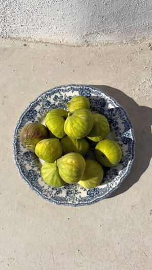 Unclassified image, 5 of 12, button - katikià cycladic farmhouse (Syros)