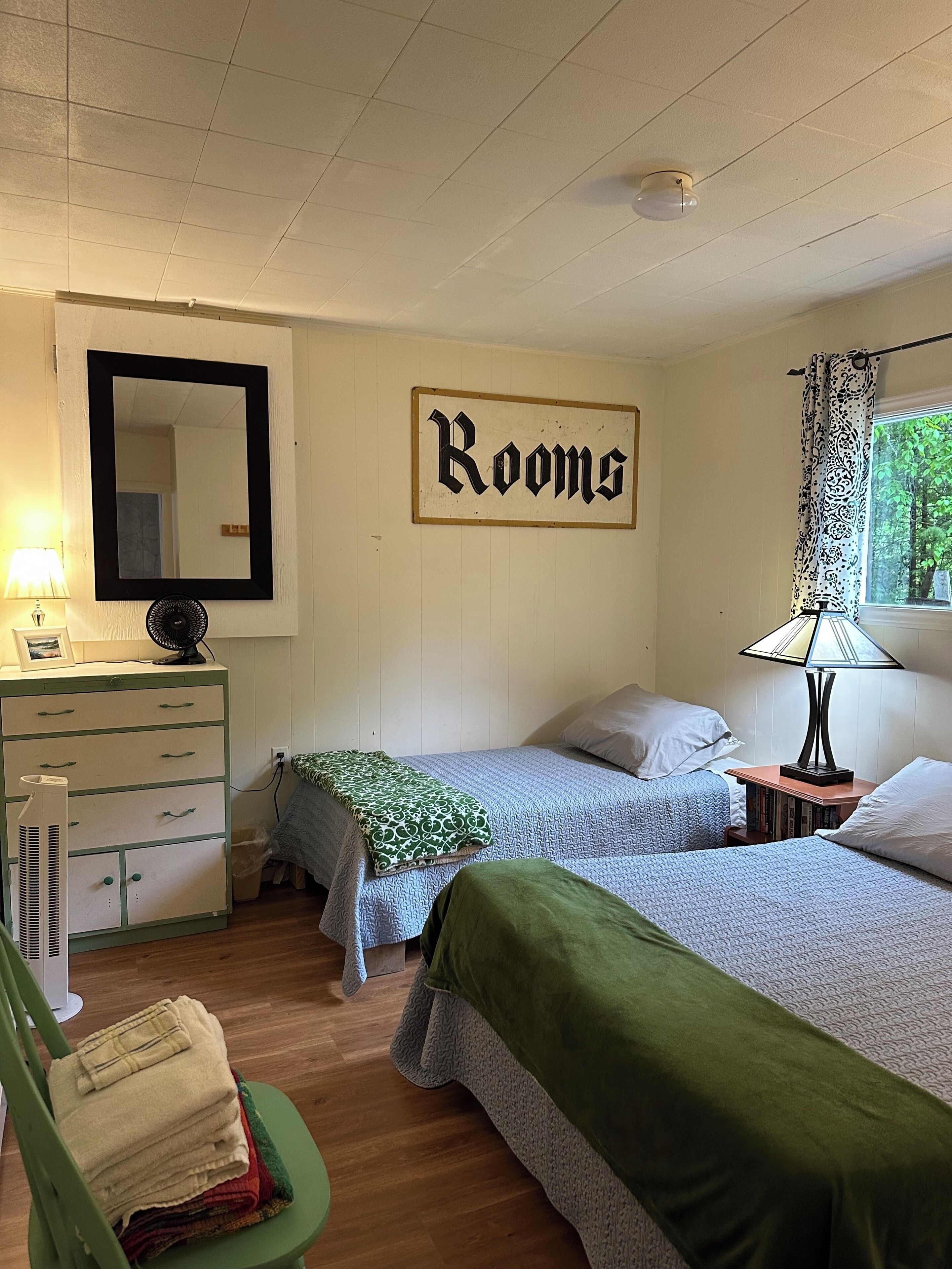 5 bedrooms, iron/ironing board, WiFi, bed sheets