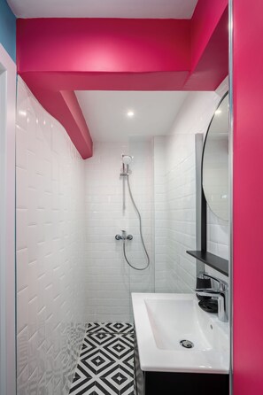 Shower, hair dryer, bidet, towels - THE GREEN POP I Design look I Hotel feel I Sofia top downtown (Sofia)