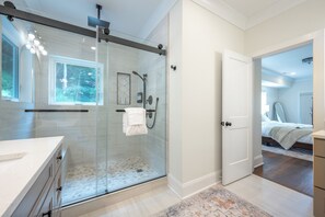 Shower, hair dryer, towels, soap - Enjoy the best blue ridge mountains view - house & resort in Boone, NC (Boone)