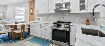Perfect 2-bedroom lakeside house, minutes from Naples’ most beautiful beaches.