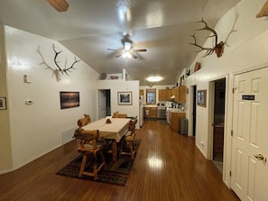 A dining area with a table, chairs, and a ceiling fan. - Cozy Mtn Home - 3-bedroom house in charming Bayfield near Durango & Pagosa Spgs (Bayfield)