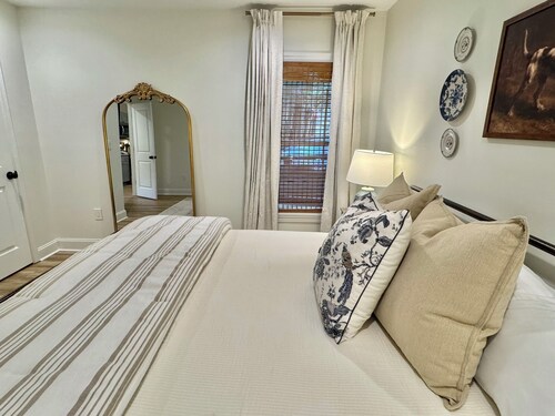 The Sunday House- charming 3 bedroom house just 3 miles to University of Alabama