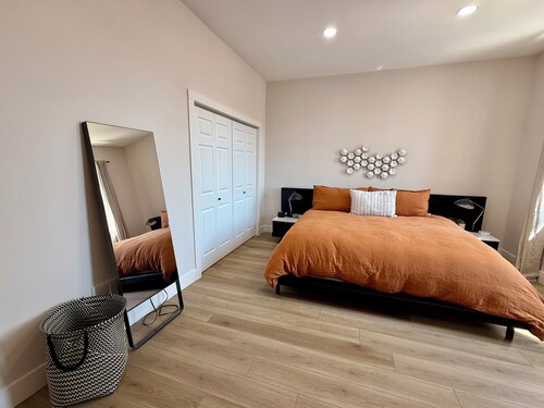 Hagenow Grand Suite New 5BR Downtown Sleeps 14