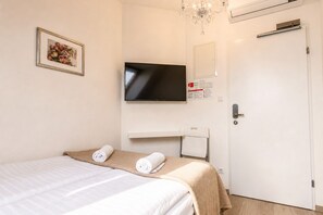 Unclassified image, 5 of 10, button - Chic AC Room by Hauptbahnhof | Private Bath (Vienna)