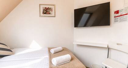 Chic AC Room by Hauptbahnhof | Private Bath