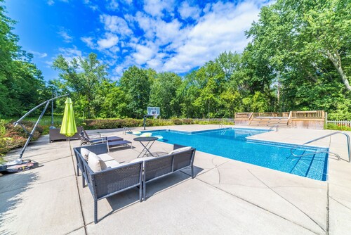 3-acre farmhouse retreat, pool & hot tub in Saywer
