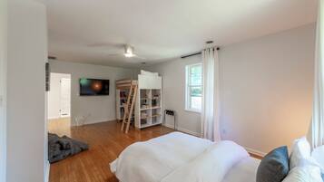 5 bedrooms, WiFi (free), bed sheets
