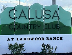 A sign for Calusa Country Club at Lakewood Ranch.