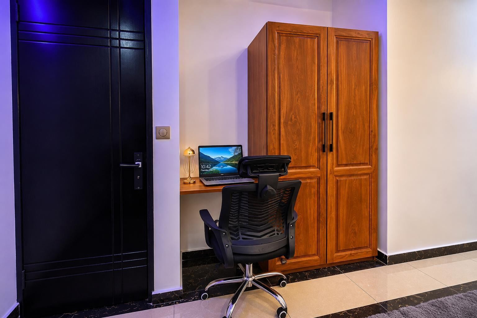Una habitación con escritorio, silla y armario.