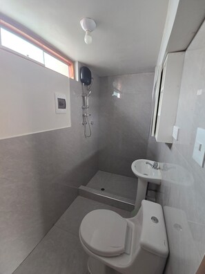 Shower, towels, soap, toilet paper - Terrific 5-bedroom house in charming Cusco for your getaway (Cusco)