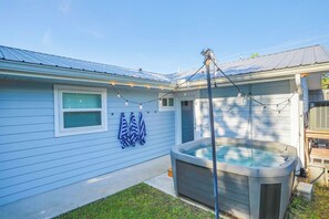 A house with a hot tub and string lights. - Quiet 3-bedroom house with Bicycles and Hot Tub in laid-back St. Augustine (St. Augustine)