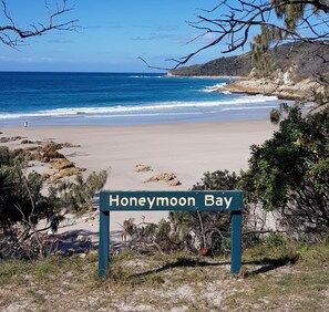 Platja amb un cartell que diu 'Honeymoon Bay'.