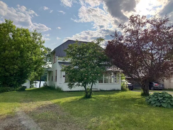Una casa a due piani con un portico anteriore e un garage.