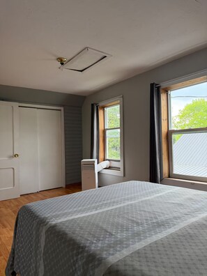 Una camera da letto con un letto, una finestra e una porta.